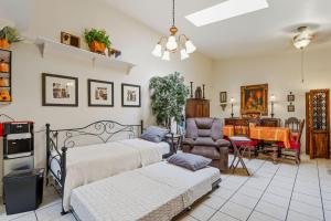 een slaapkamer met 2 bedden en een eetkamer bij Casa de al Abuelita in Montoya