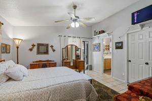 een slaapkamer met een bed en een plafondventilator bij Casa de al Abuelita in Montoya