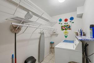 een wasruimte met een wasmachine en een wasmachine bij Casa de al Abuelita in Montoya