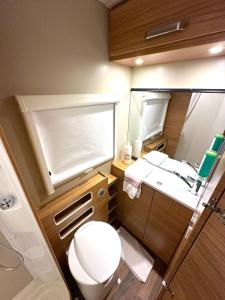 Ένα μπάνιο στο SwissHut Idyllic Farm Stay