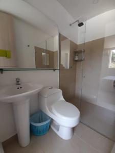 Ένα μπάνιο στο Agradable y confortable apto vacacional en Santa Fé de Antioquia-Colombia dentro de condominio con piscina, tobogán, zonas recreativas, jardines y espectacular vista