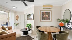 un soggiorno con un tavolo e un divano di Sundown on Grafton St a Cairns