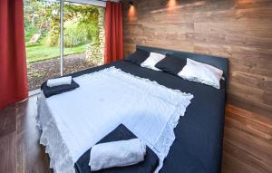 ein großes Bett in einem Zimmer mit Fenster in der Unterkunft Stunning Home In Jonquières in Jonquières