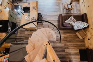 Una vista aérea de una sala de estar con un sofá. en Timber Pines at Red River Gorge, en Rogers