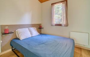 ein Schlafzimmer mit einem blauen Bett und einem Fenster in der Unterkunft Charmant Appartement in Saint-Georges-de-Didonne
