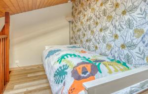 ein Schlafzimmer mit einem Bett mit einer farbenfrohen Tagesdecke in der Unterkunft Charmant Appartement in Saint-Georges-de-Didonne