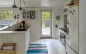 Kuchyň nebo kuchyňský kout v ubytování Lovely Home In Fjerritslev With Wifi