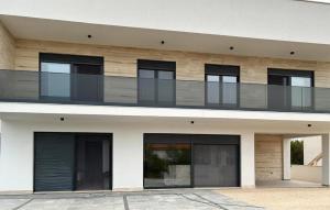 KaštelinaにあるBeautiful Home In Virの黒いドアと窓のある建物