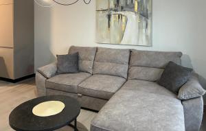 KaštelinaにあるBeautiful Home In Virのソファとテーブルのあるリビングルーム