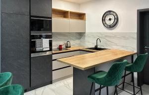 KaštelinaにあるBeautiful Home In Virのキッチン(カウンター、緑のバースツール付) +8枚の写真