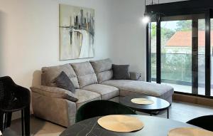 KaštelinaにあるBeautiful Home In Virのソファとテーブルのあるリビングルーム