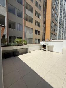 een lege binnenplaats in een stad met hoge gebouwen bij Alojamiento entero in Piura