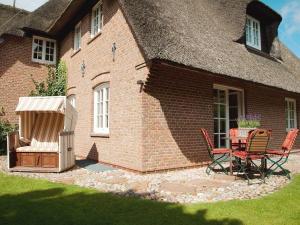 Casa de ladrillo con patio con mesa y sillas en Enenhoog-Flugente, en Kampen