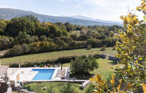 Una imagen de una villa con piscina en un campo. en Lovely Home In Donji Bitelic, en Donji Bitelić 29 fotos más