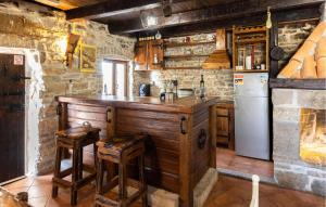 cocina con encimera de madera y nevera en Lovely Home In Donji Bitelic, en Donji Bitelić