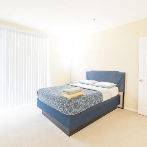 Ένα ή περισσότερα κρεβάτια σε δωμάτιο στο Cozy Home Close to Disney