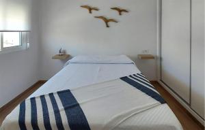 un lit dans une chambre avec deux oiseaux qui volent au-dessus dans l'établissement Amazing Apartment In Barbate With Wifi, à Barbate 3 autres photos