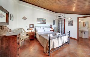 ein Schlafzimmer mit großem Bett und ein Badezimmer in der Unterkunft Beautiful Home In Ragusa in Plaia Grande + 5 Fotos