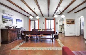 ein Wohnzimmer mit einem Klavier und einem Tisch in der Unterkunft Beautiful Home In Ragusa in Plaia Grande