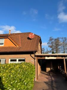 a house with a roof with a satellite at Ferienhaus Ahoi in Hooksiel