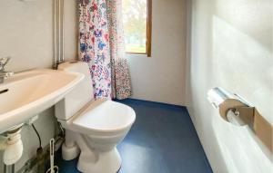 Lovely Home In Byxelkrok With Wifi في بيكسلكروك: حمام مع مرحاض ومغسلة +7 صور