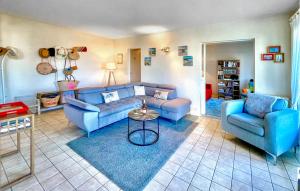 a living room with two blue couches and a table at Charmant Appartement Vue Mer in Saint-Georges-de-Didonne