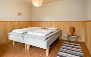 Ένα ή περισσότερα κρεβάτια σε δωμάτιο στο 3 Bedroom Beautiful Home In Torsby