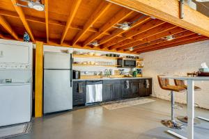 une cuisine avec un réfrigérateur blanc et une table dans l'établissement Walk to Huntington Center 5,000-Sq-Ft Dtwn Apt, à East Toledo