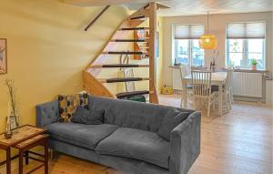 Ruang duduk di Beautiful Home In Rudkøbing With Wifi