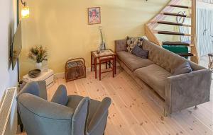 Ruang duduk di Beautiful Home In Rudkøbing With Wifi