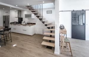 un escalier dans un salon avec cuisine dans l'établissement Amazing Home In Cléder With Wifi, à Penar Pors