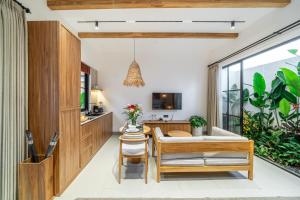 TV a/nebo společenská místnost v ubytování Cascade 1 - Relaxing Ubud Apartment with Nature View