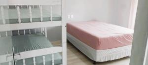 En eller flere senge i et værelse på Casa Espaçosa e Confortável