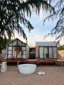 Ban U TaphaoMollusc Glamping的海滩上的一间小屋和一个浴缸