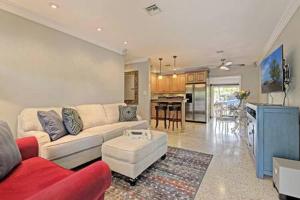 Μια τηλεόραση ή/και κέντρο ψυχαγωγίας στο Private & Haven-ly Pool Home On Boating Canal