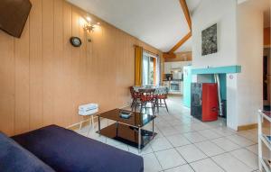 ein Wohnzimmer mit Sofa und Tisch in der Unterkunft 2 Bedroom Cozy Home In Eyraud-Crempse-Maurens in La Ressegue