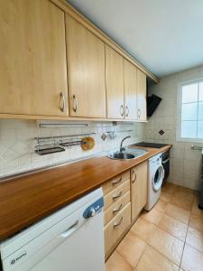 a kitchen with a sink and a washing machine at Signature Stay Apartments 6 in Almuñécar