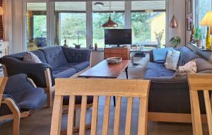 Χώρος καθιστικού στο 2 Bedroom Lovely Home In Tarm