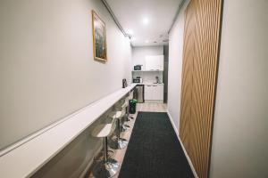 ロスピタレート・デ・リョブレガートにあるHotel Fira Boutique Barcelonaの椅子とキッチンのある長い廊下 +38枚の写真