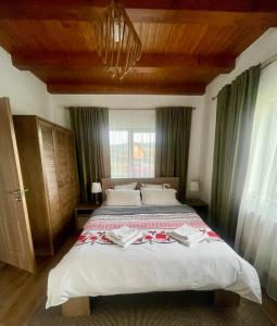 Ένα ή περισσότερα κρεβάτια σε δωμάτιο στο Agropensiunea Autentic