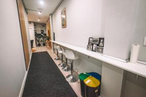 ロスピタレート・デ・リョブレガートにあるHotel Fira Boutique Barcelonaの椅子とカウンター付きの客室内のバー