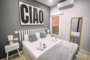 ロスピタレート・デ・リョブレガートにあるHotel Fira Boutique Barcelonaの大きな白いベッドと鏡のある寝室