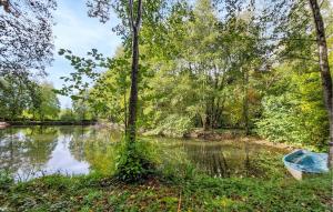 ein Boot, das mitten in einem Fluss sitzt in der Unterkunft Stunning Home In Eyraud-Crempse-Maurens in La Ressegue + 14 Fotos