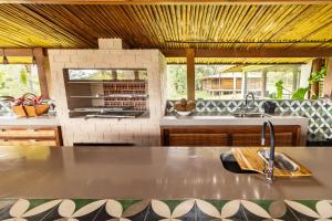 una cocina con fregadero y encimera en Jardim do Éden, en Ilhéus