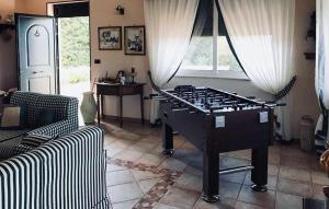 een woonkamer met een piano en een bank bij 3 Bedroom Stunning Home In Canicattini Bagni in Canicattini Bagni