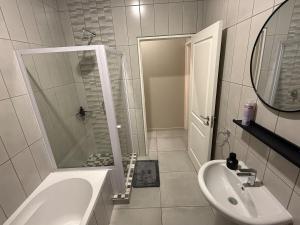 Koupelna v ubytování Pure Clarens + 52 fotografií