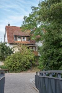 ein Haus mit einem Zaun davor in der Unterkunft Apartment Tauberblick in Rothenburg ob der Tauber