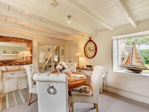 Posezení v ubytování 2 Bed in Sandsend G0160