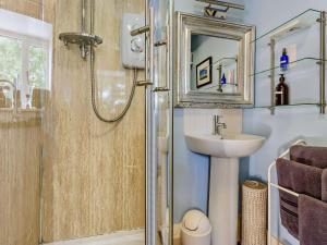 Beguildyにある1 Bed in Knighton 51898の洗面台と鏡付きシャワーを備えたバスルーム +29枚の写真
