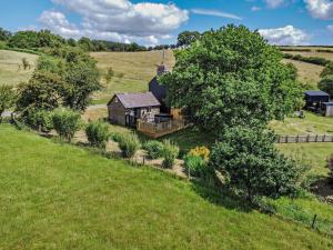Beguildyにある1 Bed in Knighton 51898の畑の家屋風景
